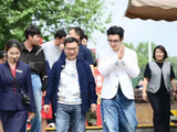 黄晓明现身四川泸州,他看起来真的一点也不矮,而且保养得很好_新闻
