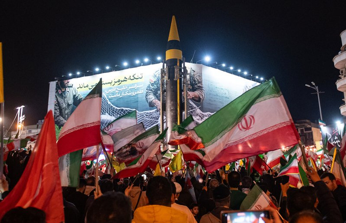 2026年4月21日，伊朗德黑兰，民众在广场上举行集会参加反美反以示威，伊朗军方还在广场上公开展示导弹。图为伊朗“霍拉姆沙赫尔-4”弹道导弹。 IC Photo