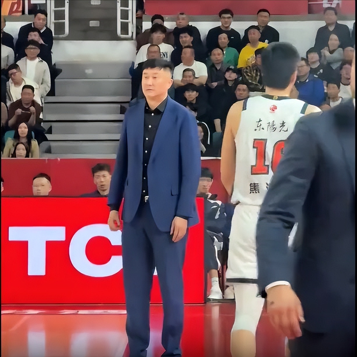 声援焦泊乔的人,骂杜锋才是目的!现在废了,谁还在意他的死活?|广东队|广东男篮|福建队|篮板|球队_新浪体育_新浪新闻