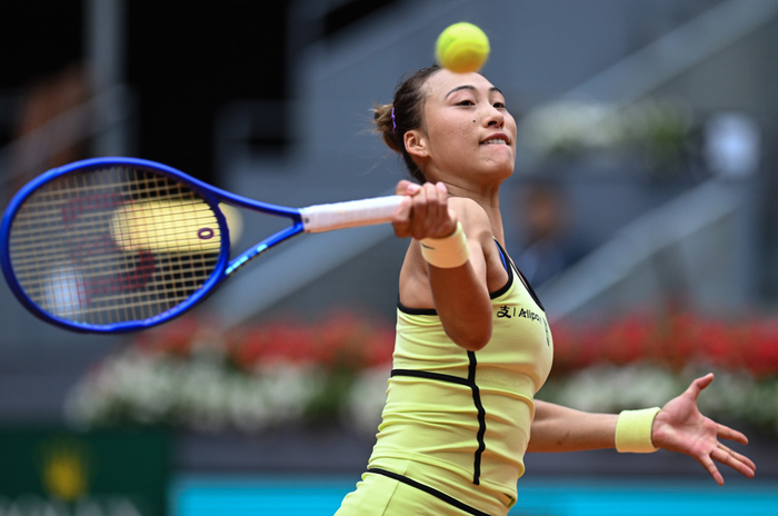 4月24日，郑钦文在比赛中回球。新华社记者 程敏 摄