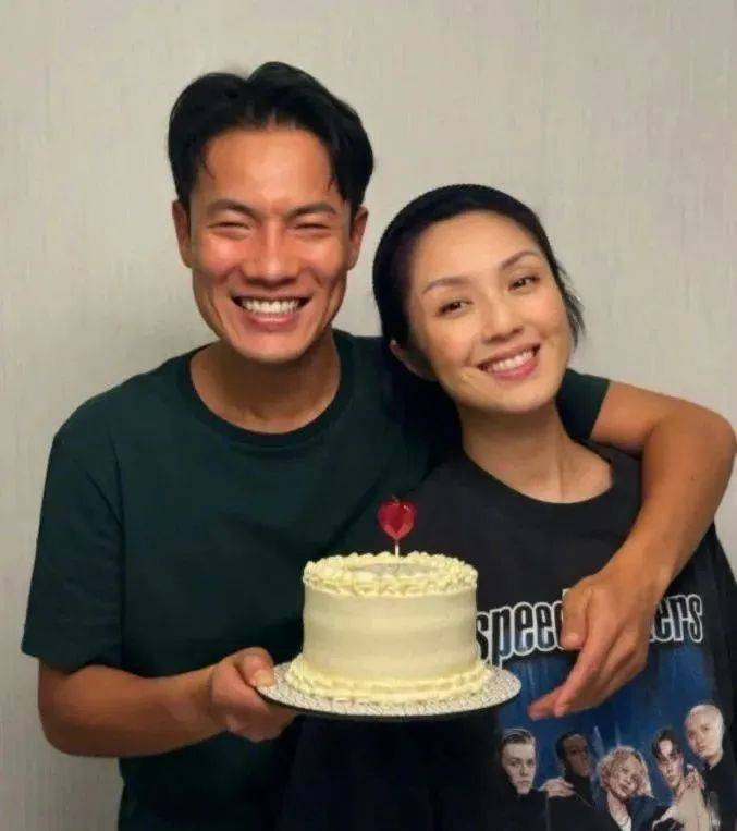 杨千嬅晒图庆祝结婚16周年,素颜状态惊人,儿子简直是老公的翻版!_丁子高_社交_穿着|眉眼|单眼皮|另一半|姐弟恋|阔腿裤_新浪娱乐_新浪新闻