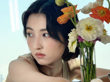 张子枫分享夏日美景漫步阳光草地