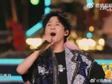 张伟的舞台风格为何总能形成‘动如烈焰，静如深海’的反差感？