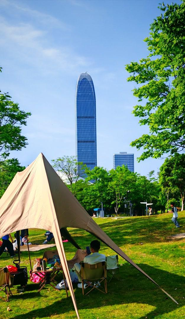 2026年4月25日，在鹃湖南岸拍摄的白领氏环球贸易中心与鹃湖绿地扮美的风景（作者摄）