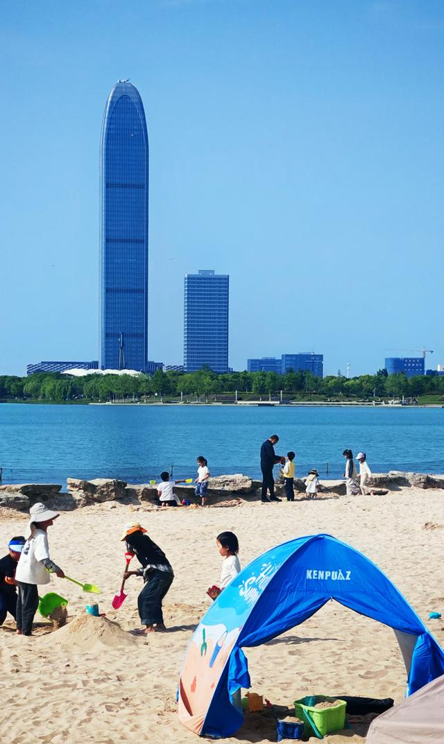 2026年4月25日，从鹃湖南岸拍摄的白领氏环球贸易中心与鹃湖水域扮美的风景（作者摄）