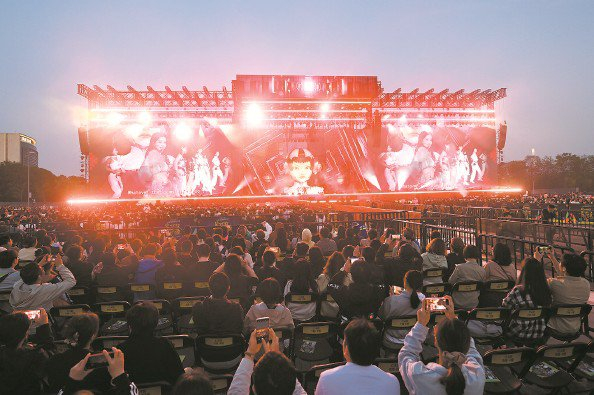             昨晚，前滩音乐节现场          