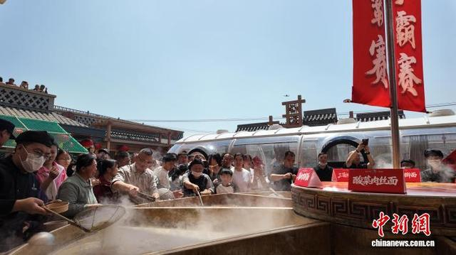 游客现场品尝面食。谭旭 摄
