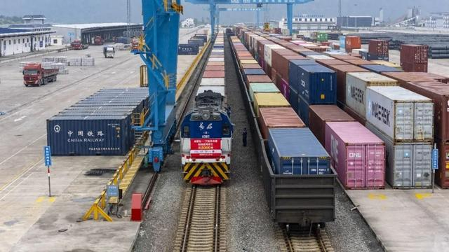 4月15日，一列满载五金产品的海铁联运班列从浙江金华永康东站缓缓驶出，开往宁波舟山港，然后登船运往世界各地。胡肖飞摄