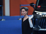 叶童亮相北影节闭幕式，标志性冷冽短发配优雅黑裙，网友:期待大银幕颠覆性角色_新闻