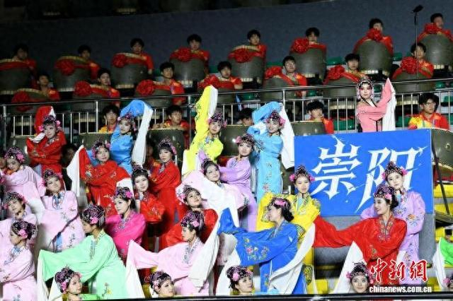 崇阳提琴戏、铜鼓方阵现场助阵。陈红菊 摄