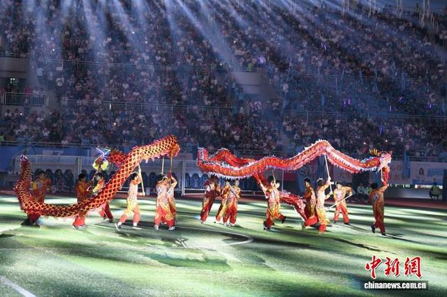 舞龙表演。陈红菊 摄