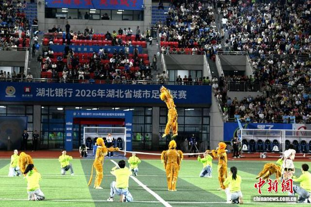 神农架“野人天团”携金丝猴人偶亮相赛场。陈红菊 摄