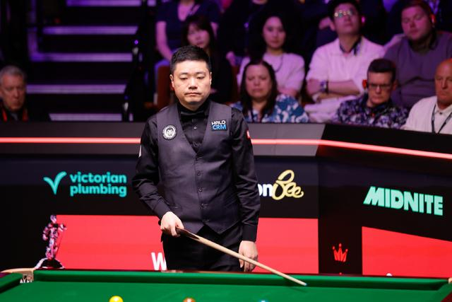 丁俊晖在比赛中 图片来源：世界斯诺克巡回赛社交媒体