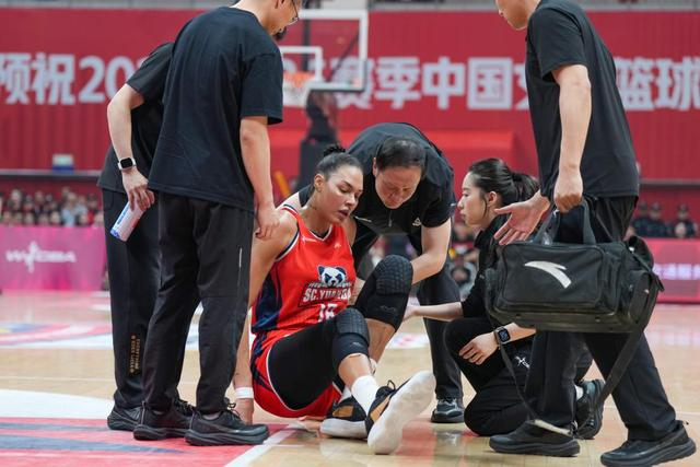 4月22日，坎贝奇在比赛中受伤离场。新华社记者 王曦 摄