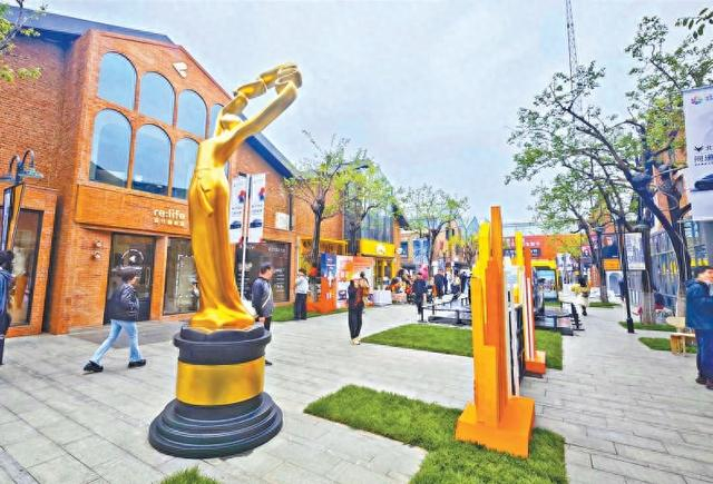 北影节市集现场的“天坛奖”塑像。 本报记者 方非摄