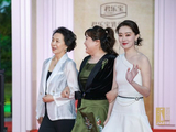 贾玲同两位“李焕英”登金鸡红毯 张小斐白裙夺目