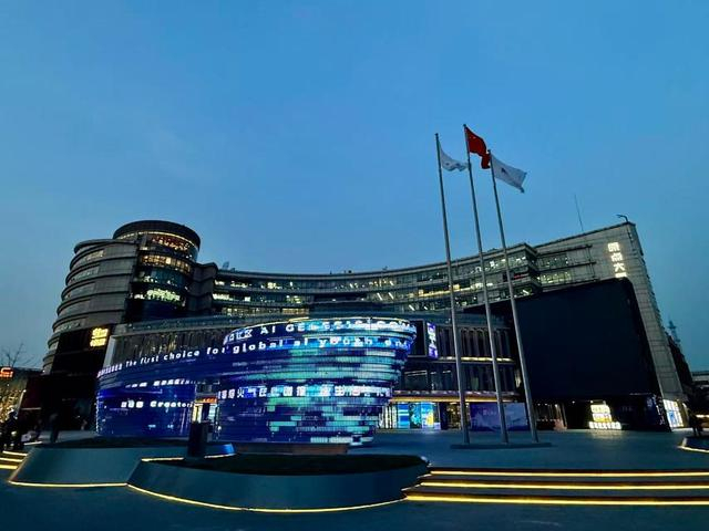 4月1日，夜幕下的“AI原点社区”依然灯火通明。新华社记者 张骁 摄