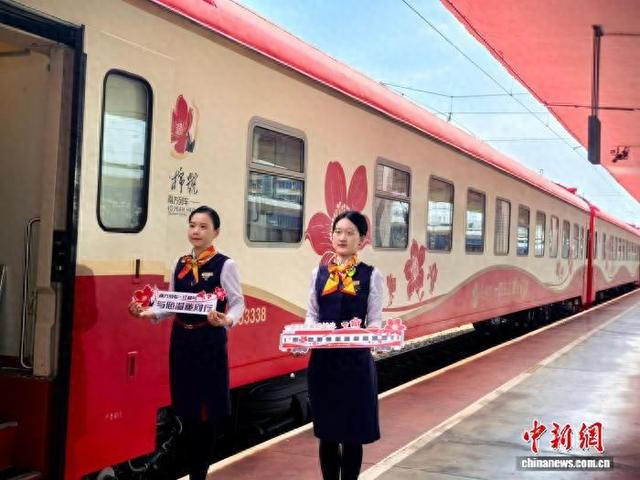 “南方列车·红棉号”普惠型适老化旅游列车试运行。国铁广州局 供图