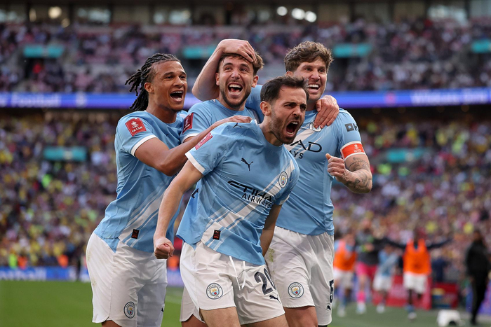 首发的替补球员尼科（左二）为曼城攻入绝杀进球