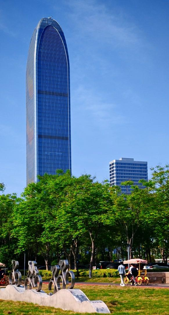 2026年4月25日，在鹃湖东岸拍摄的白领氏环球贸易中心与鹃湖绿地扮美的风景（作者摄）