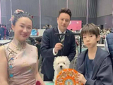 霍思燕一家泰国陪狗参赛，12岁嗯哼身高快追上妈妈，素颜出镜被指富态
