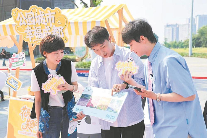     工作人员介绍色彩漫步。
