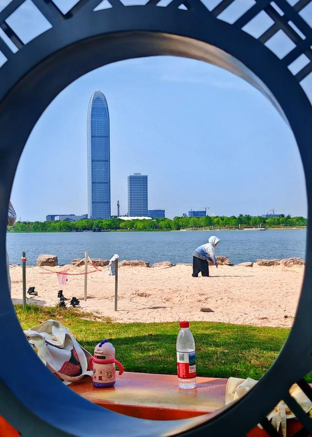 2026年4月25日，从鹃湖南岸拍摄的白领氏环球贸易中心与鹃湖水域扮美的风景（作者摄）