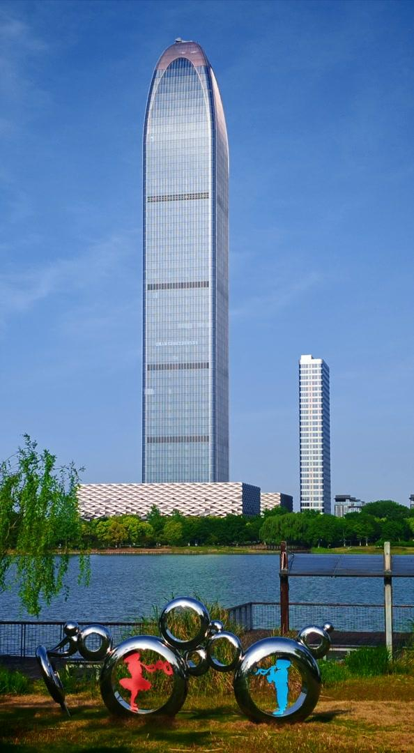 2026年4月25日，从鹃湖西岸拍摄的白领氏环球贸易中心与鹃湖水域扮美的风景（作者摄）