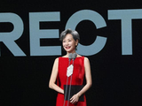 叶童亮相青年电影展，一袭红裙惊艳全场，裸露后背肌肉线条太美 - 360娱乐