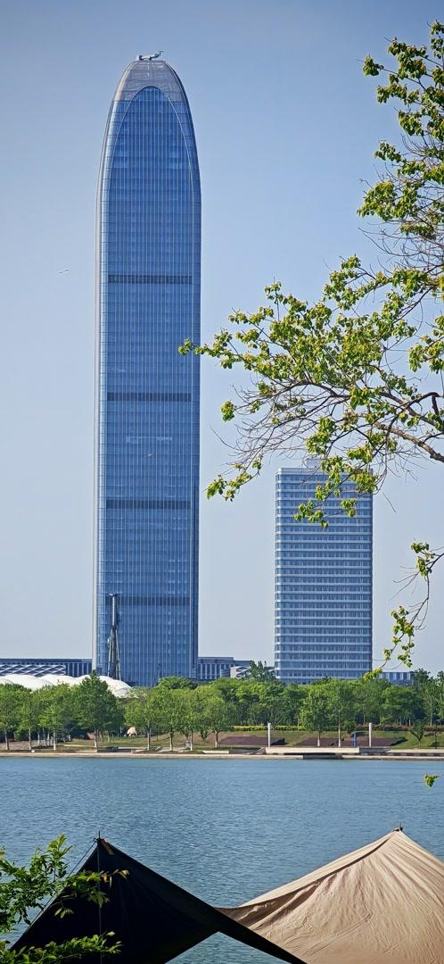 2026年4月25日，从鹃湖南岸拍摄的白领氏环球贸易中心与鹃湖水域扮美的风景（作者摄）