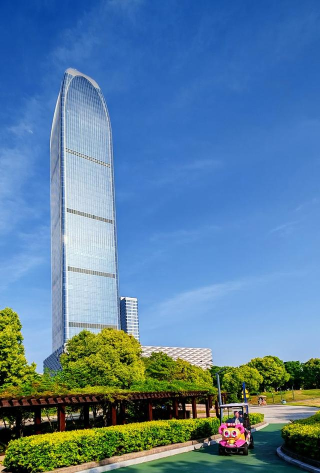 2026年4月25日，在鹃湖东岸拍摄的白领氏环球贸易中心与鹃湖绿地扮美的风景（作者摄）