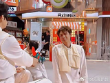 游戏画风突变，秦霄贤滑跪磕头？何炅笑声不断！