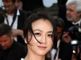 公众和网友对汤唯高龄怀二胎的主要看法和讨论有哪些？