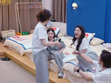 太真实了！李小冉徐洁儿演我在女生宿舍吃东西