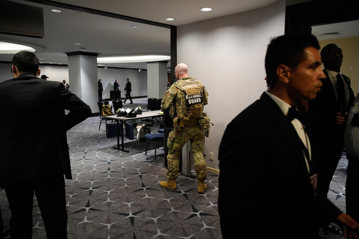 当地时间2026年4月25日，美国华盛顿特区，一名国民警卫队军官在白宫记者协会晚宴期间对枪击报告作出响应。视觉中国 图