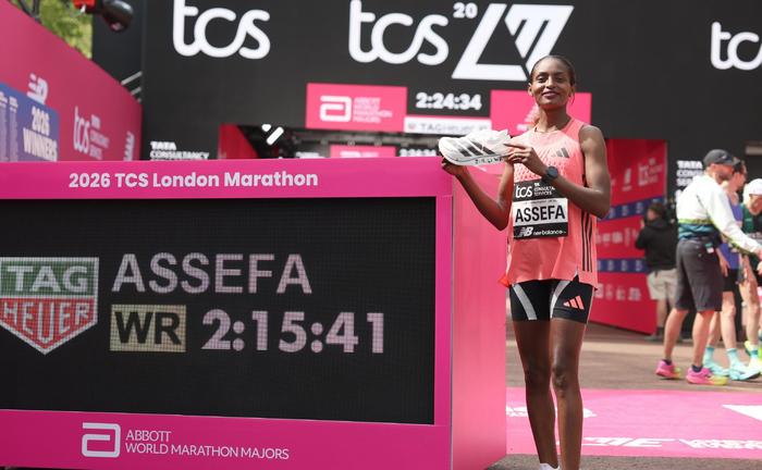 　　4月26日，阿塞法在比赛后与记分牌合影。新华社记者 李颖 摄