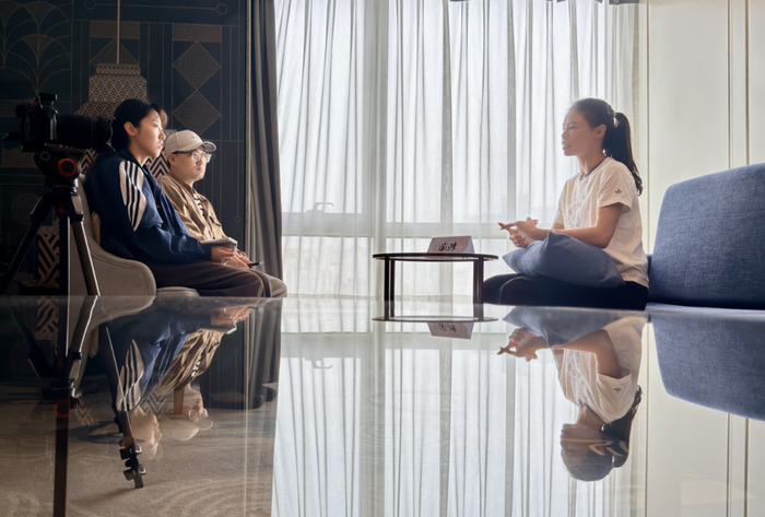 莫家蝶在上海接受澎湃新闻记者的专访。