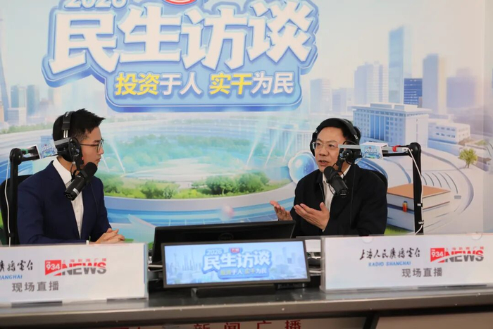 市市场监管局局长李泽龙（右）