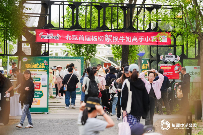 市民可以用收集的杨柳絮兑换伊利牛奶。主办方供图