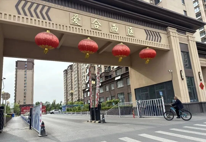 ▲小区出入口的道闸全部敞开