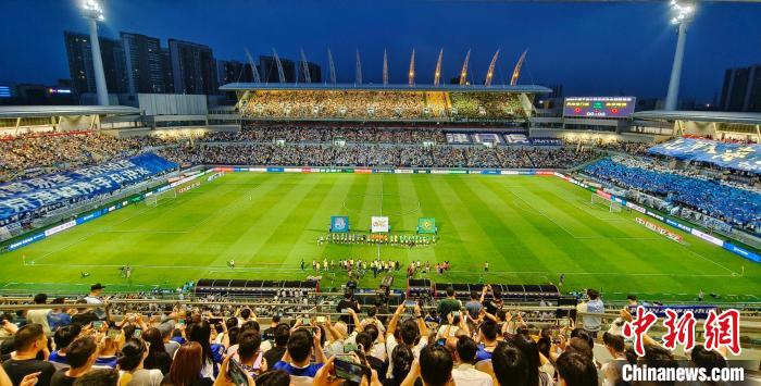 图为中超联赛“京津德比”赛场。王在御 摄