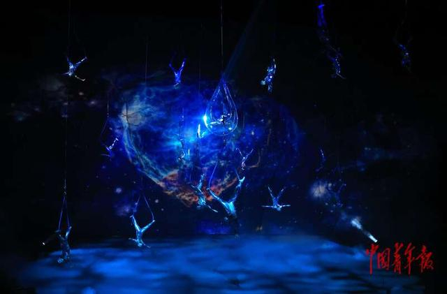 重庆杂技艺术团的演员在舞台上演绎。石晶/摄