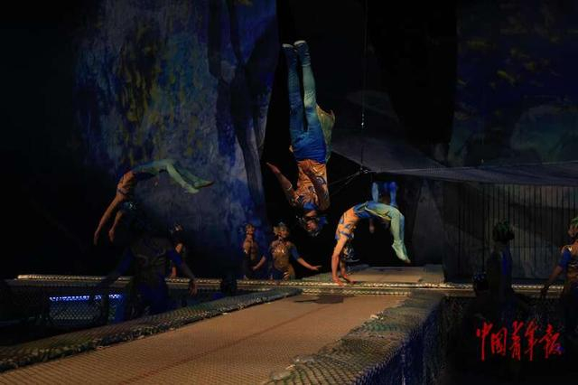 重庆杂技艺术团的演员在舞台上演绎。石晶/摄