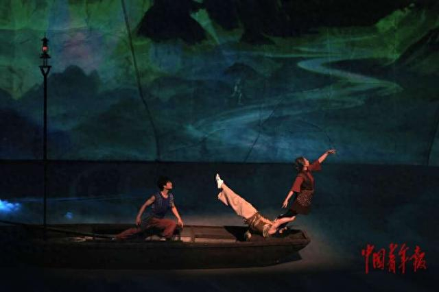 重庆杂技艺术团的演员在舞台上演绎。石晶/摄