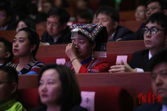 4月27日，北京，中央团校，参会的青年代表聆听金城龙的故事，一位代表在擦拭眼泪。中青报·中青网记者 陈剑/摄