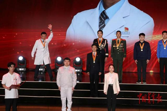 4月27日，北京，中央团校，2026年度中国青年五四奖章获奖个人逐一走上台前，准备接受颁奖。中青报·中青网记者 陈剑/摄