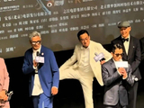 70岁周润发和68岁梁家辉在郭富城身后手舞足蹈,三位影帝年龄加起来近200岁,心理年龄却不到3岁