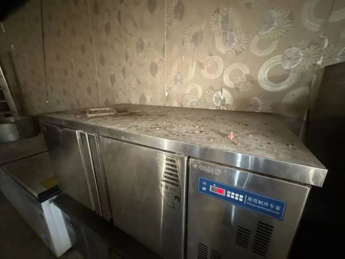 冷柜面板上有灰尘和老鼠屎。