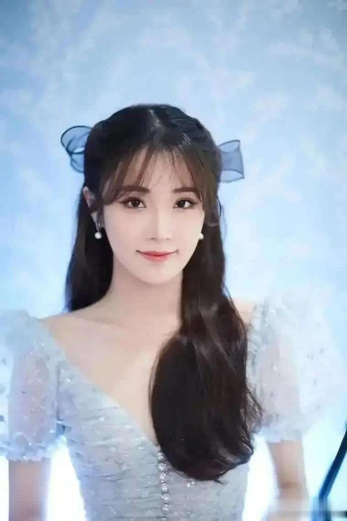  如今的张可盈，无论是在演技还是在舞台表现上，都展现出了不凡的潜力。她兼具母亲张凯丽的温暖亲和力，又不失个人的青春朝气，成为了星二代中最具清新不张扬气质的代表。更难得的是，她并没有依赖星二代的光环，始终保持着谦逊和努力，不断打磨自己的演技，主动面试角色，力求在每个角色中都有突破。张可盈的未来无疑值得期待，她的潜力和努力，注定让她在演艺圈大放异彩。