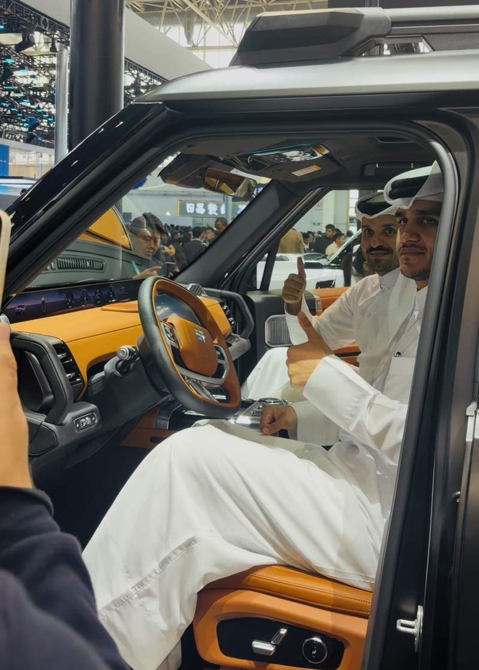 中东人在捷途车里打卡留念。新京报贝壳财经记者林子 摄